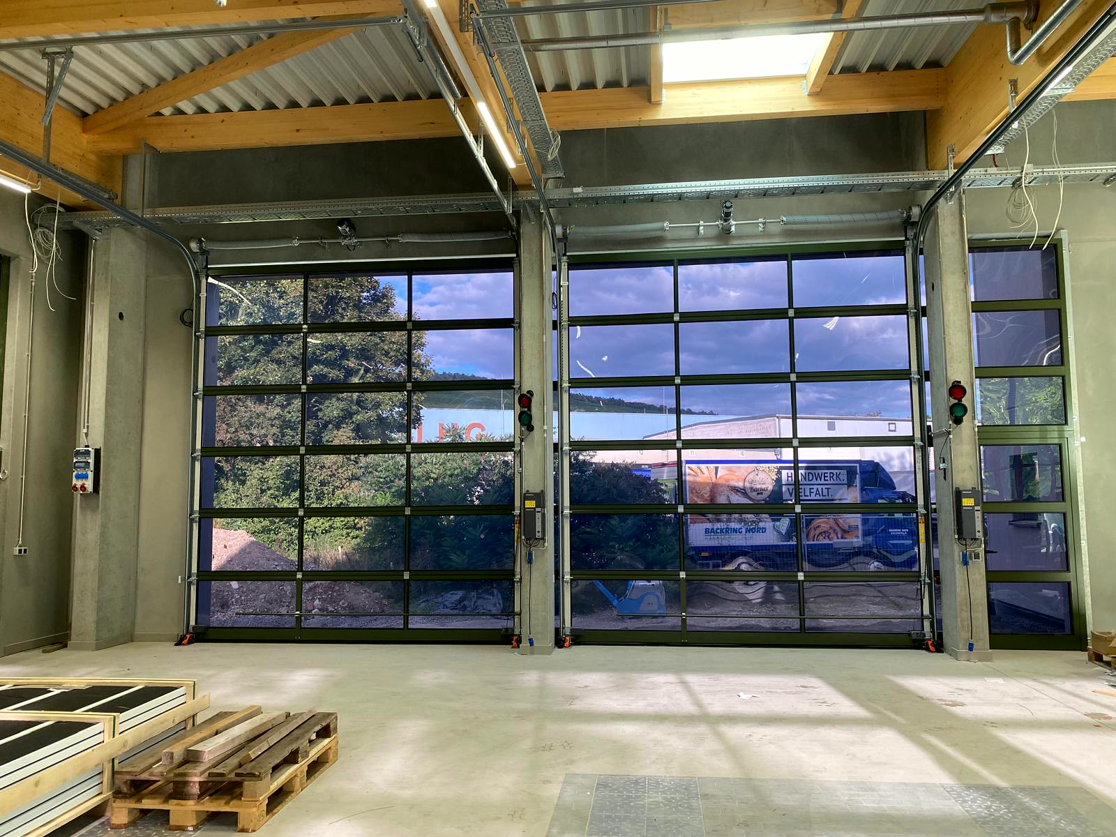 Industrietore aus Glas von innen in einer neuen Werkstatthalle