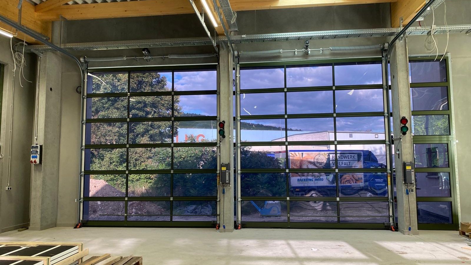 Verglaste Industrietore in einer neuen Werkstatthalle