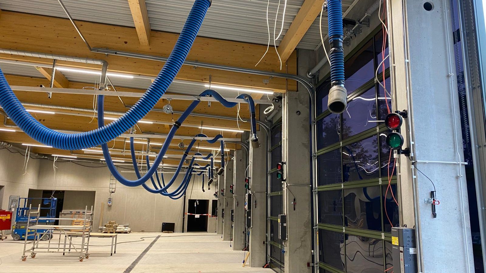 Reihe verglaster Industrietore in einer Werkstatthalle